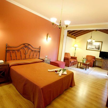Hotel Imperion Onís Esterno foto