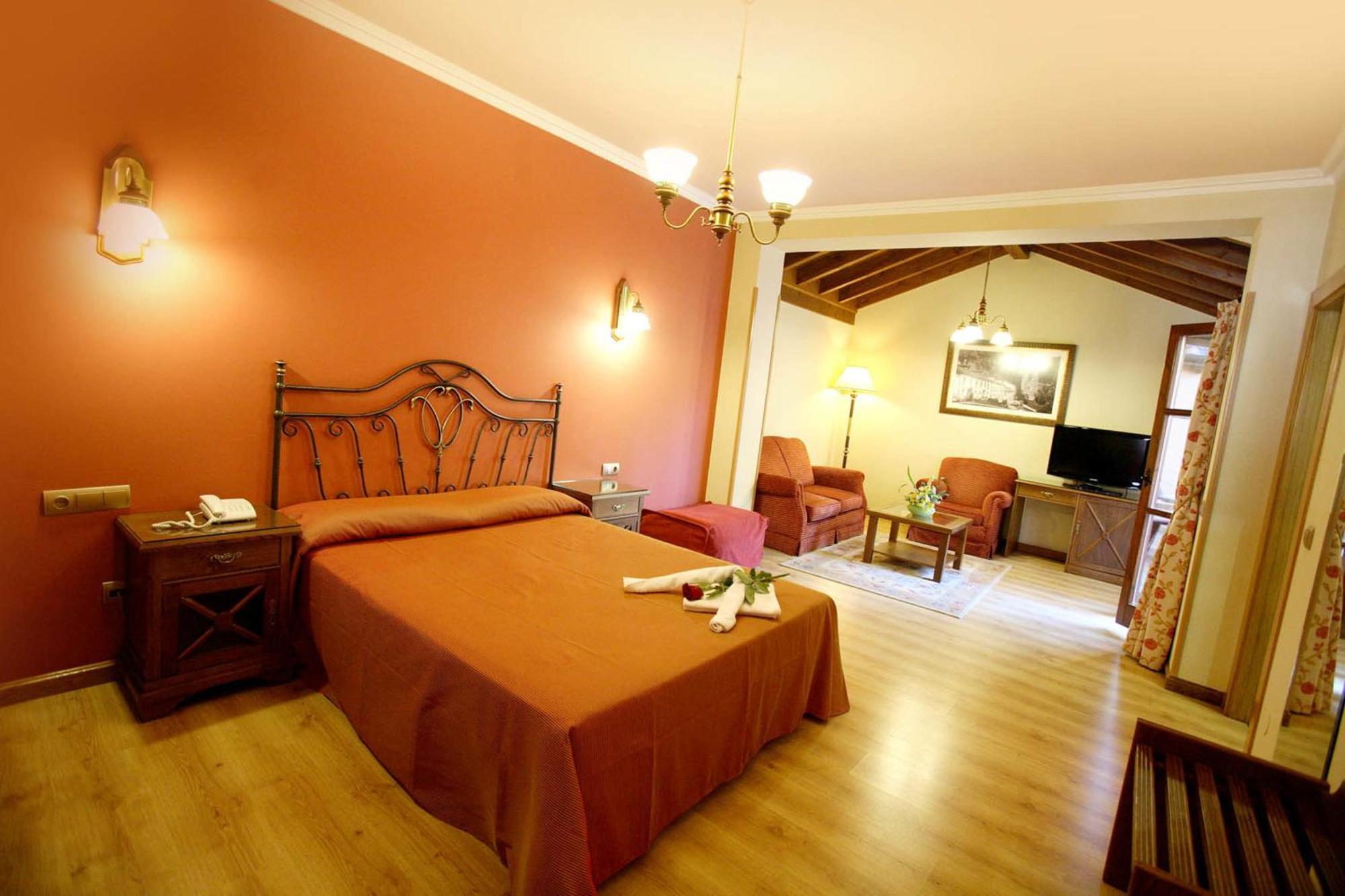 Hotel Imperion Onís Esterno foto