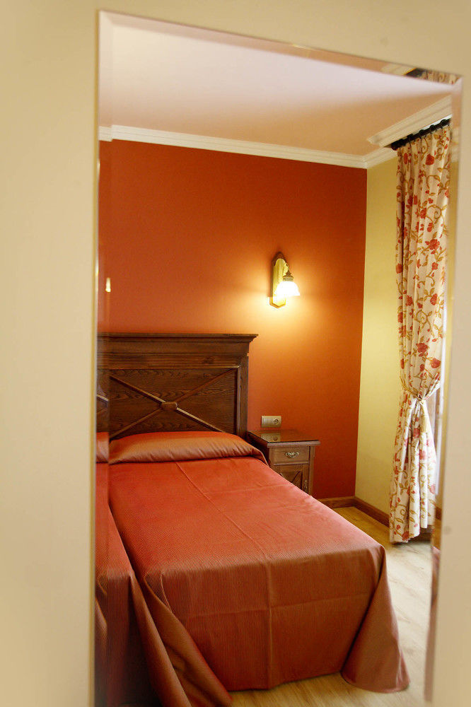 Hotel Imperion Onís Esterno foto