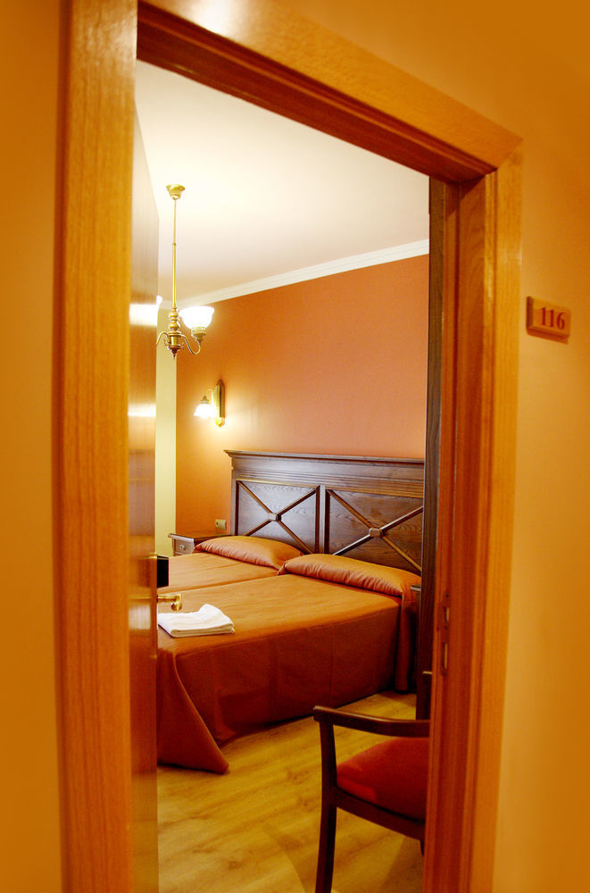 Hotel Imperion Onís Esterno foto